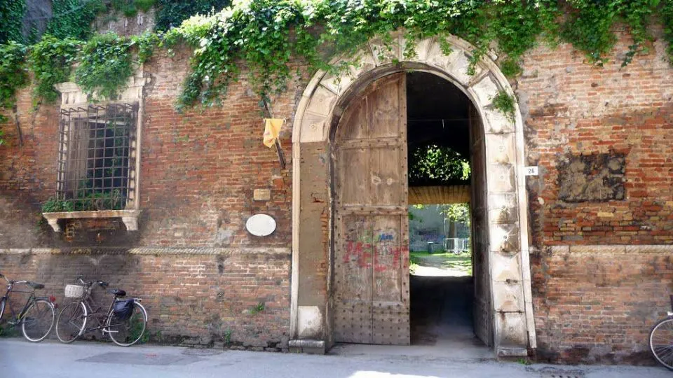 l’ingresso di quel che resta di Palazzo Lettimi