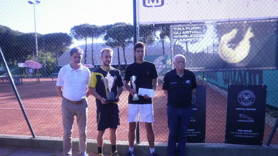 Le premiazioni: l’arbitro Daniele Benedetti, il vincitore Brunetti, il finalista Dragoni ed il giudice arbitro Ottaviano Turci
