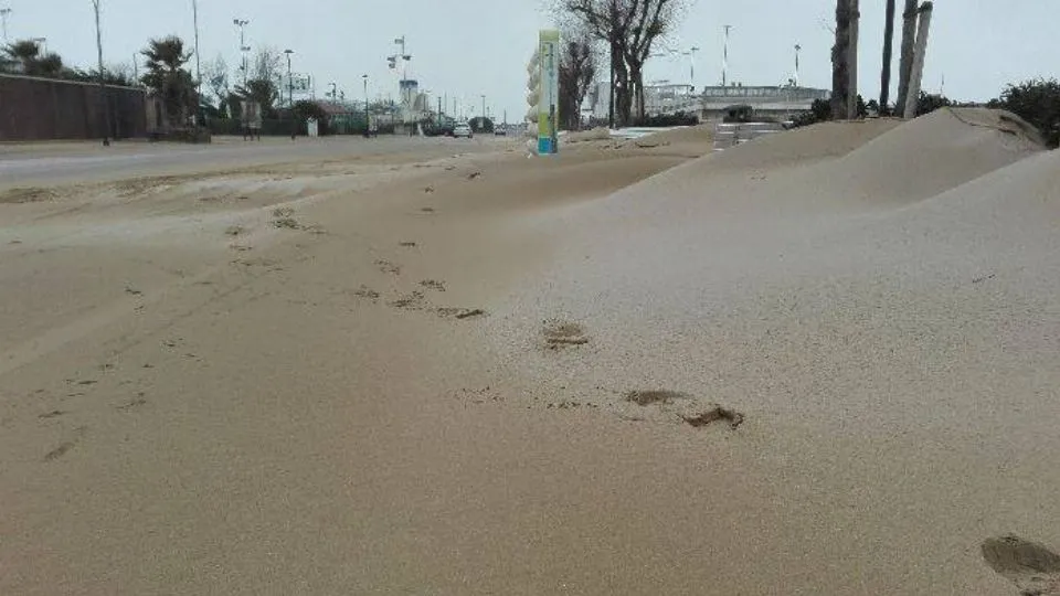 dune di sabbia sul lungomare (Newsrimini.it)
