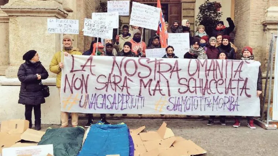 una manifestazione davanti al Municipio