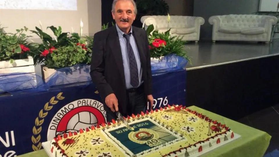 Riccardo Pozzi con la torta per i 40 anni della Dinamo
