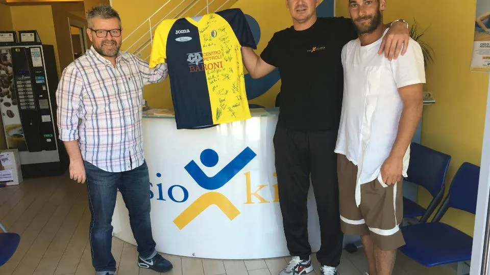 Michele Nardi consegna la maglia a Corrado Ballarini e Davide Lodovichetti