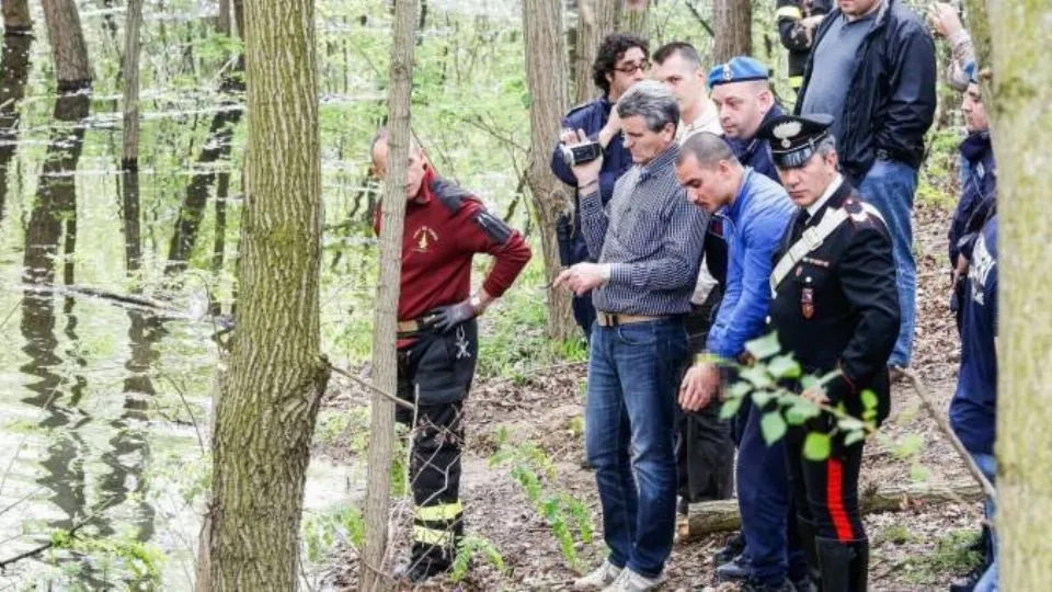 Dritan Demiraj mentre indica il luogo in cui ha lasciato il corpo di Silvio Mannina