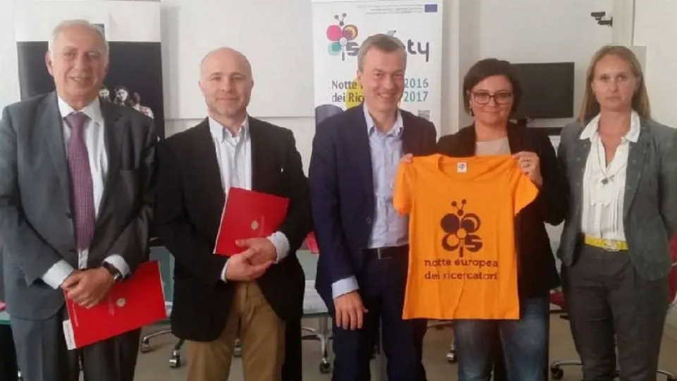 foto di gruppo alla presentazione