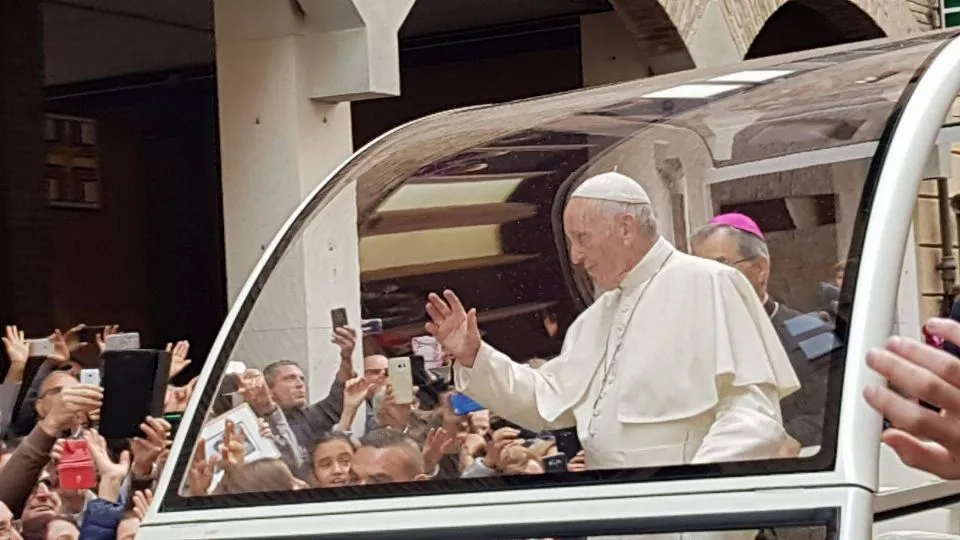 Papa Francesco saluta la folla a Cesena