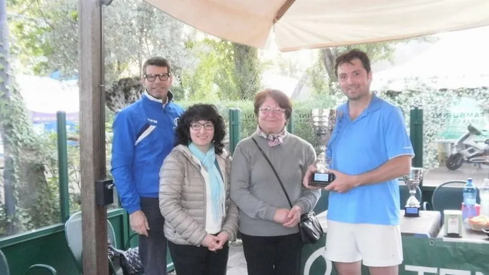 Filippo Maestri con i famigliari di Sandrino Boschetti e Roberto Rinaldi, edizione 2015
