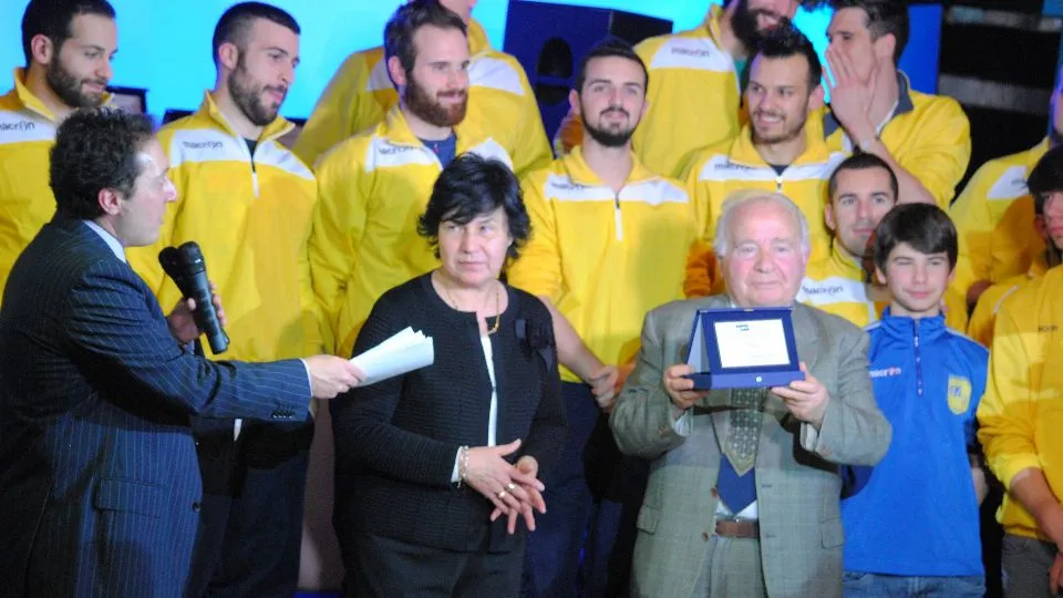 Cosimo Franco riceve da Iride Fabbri il premio alla carriera Giuseppe Fabbri (2016)