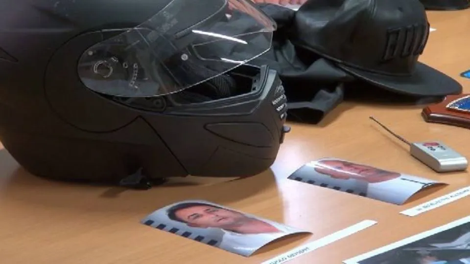il casco nero usato per le rapine
