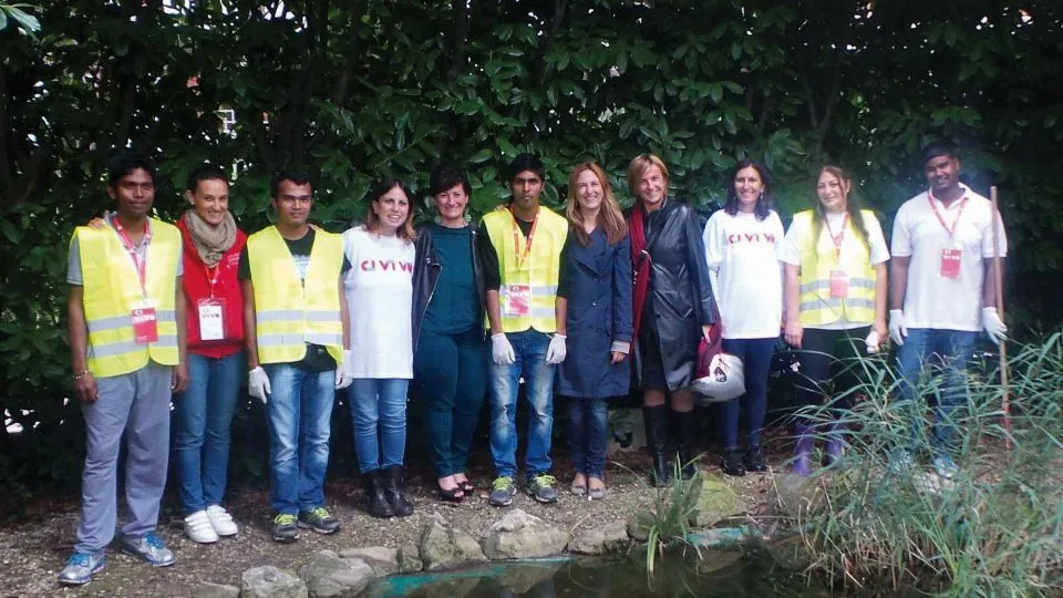 un gruppo di profughi impegnati nei Ci.vi.vo
