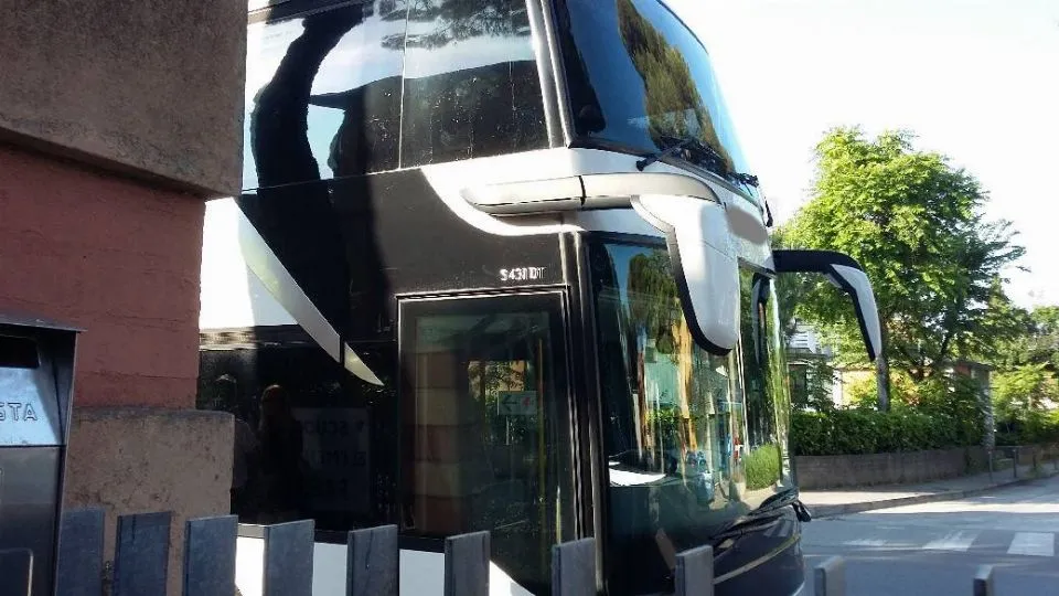 Il pullman davanti alla scuola