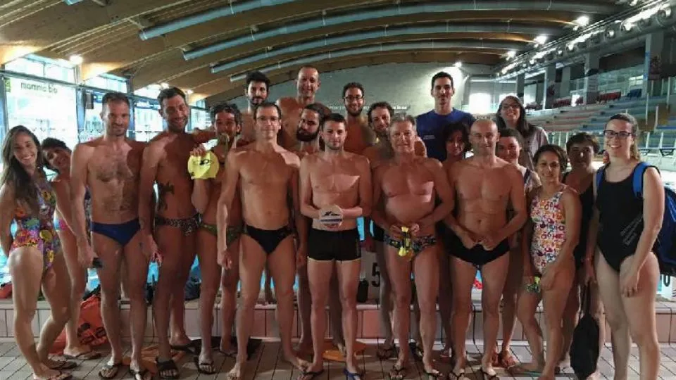 La squadra riccionese con il trofeo
