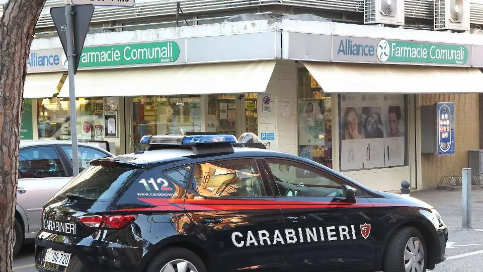 i carabinieri fuori da una farmacia (repertorio)