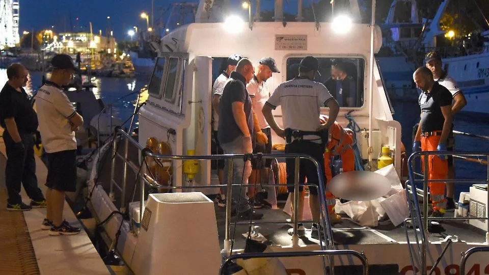 Il recupero del corpo (Adriapress)
