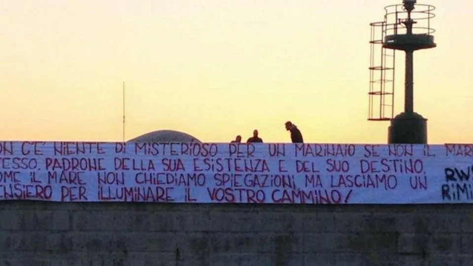 Lo striscione in darsena
