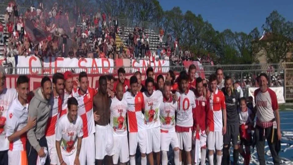 La squadra sotto la Curva Est