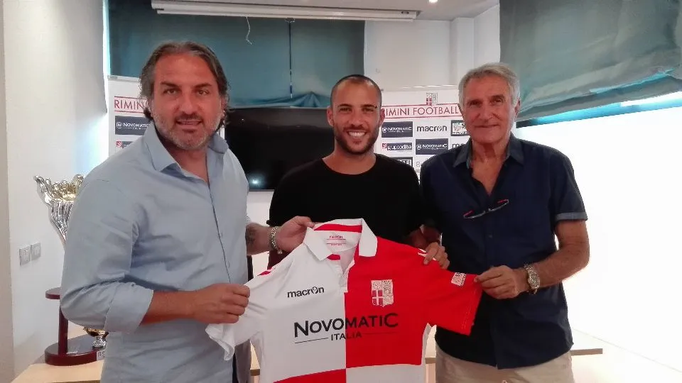Simoncelli (al centro) il giorno della presentazione