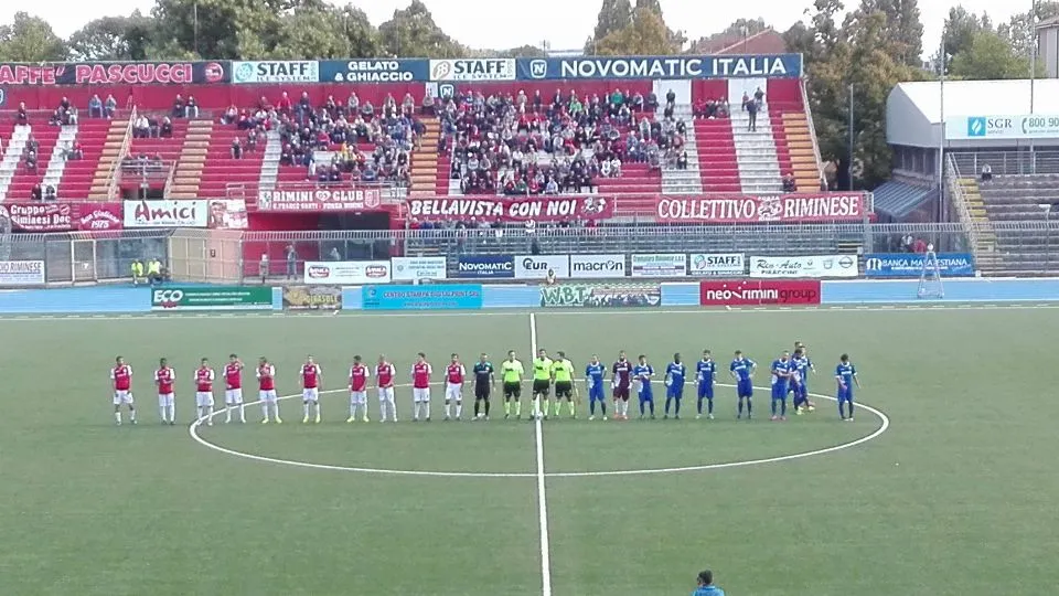 Il saluto iniziale delle due squadre. Alle spalle i Distinti
