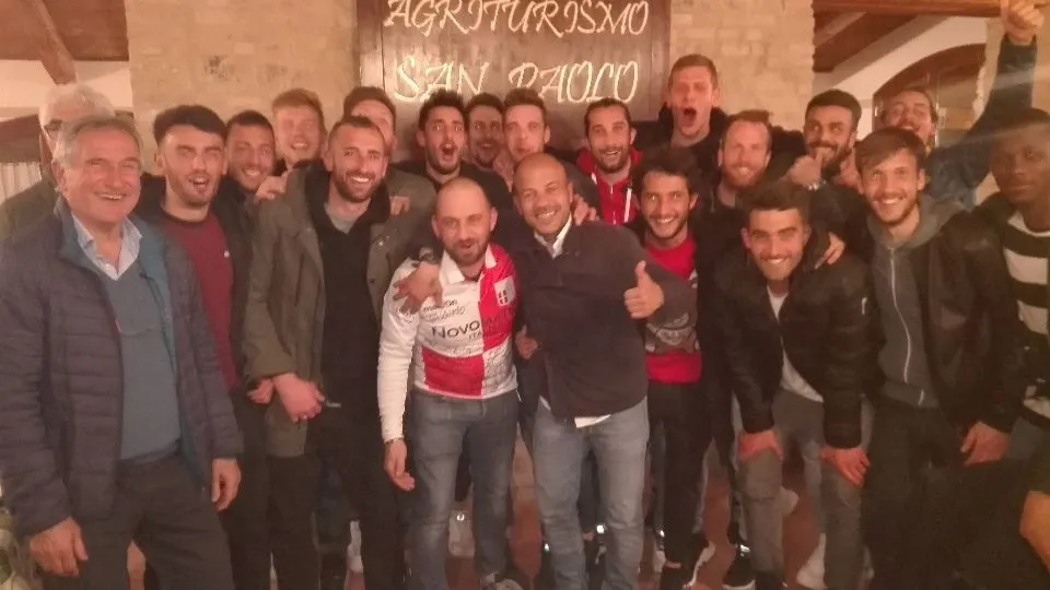 I giocatori del Rimini, il presidente Santarini ed il titolare dell’agriturismo