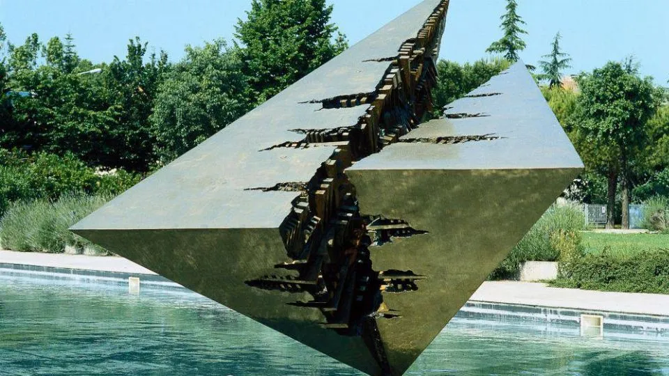 Il colpo d’ala di Arnaldo Pomodoro in piazza Boccioni