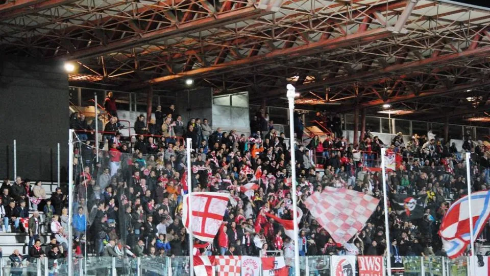I tifosi biancorossi al Manuzzi (archivio)