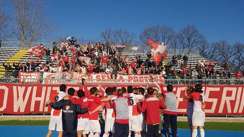 I giocatori biancorossi sotto la Curva Est (foto Poggi)

