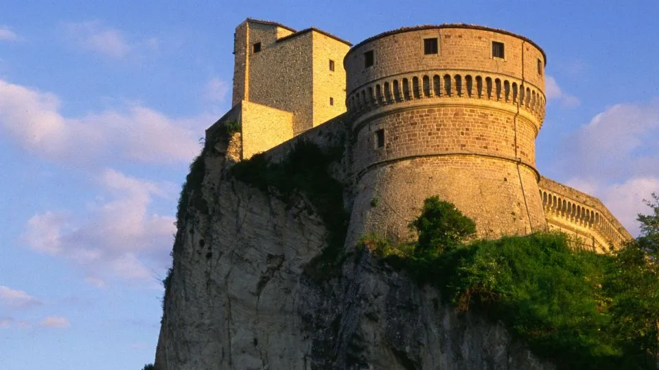 Lo sperone di San Leo al tramonto

