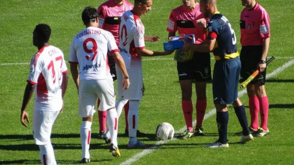 Il saluto iniziale tra i due capitani