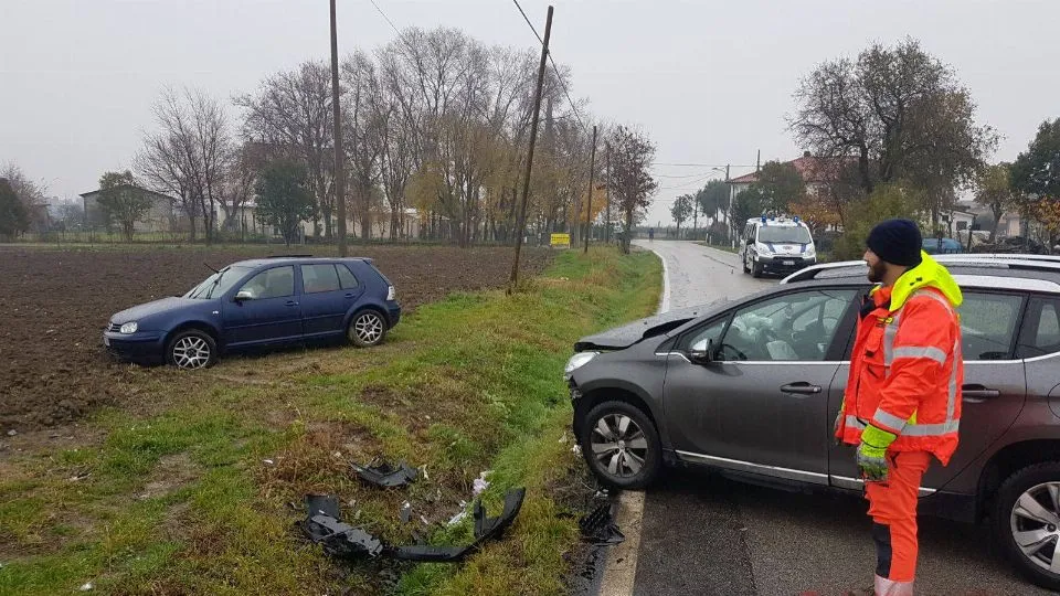 Le immagini dell’impatto su via Orsoleto (Adriapress)
