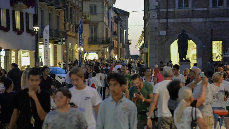 centro storico affollato per la Shopping Night