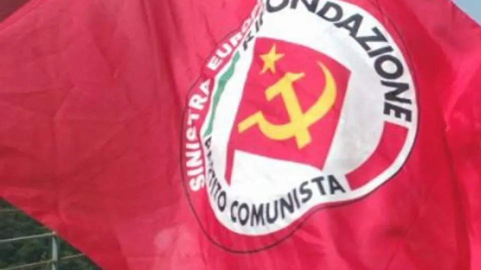 una bandiera di Rifondazione
