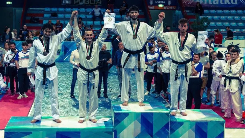 Davide Evangelisti sul gradino più alto del podio