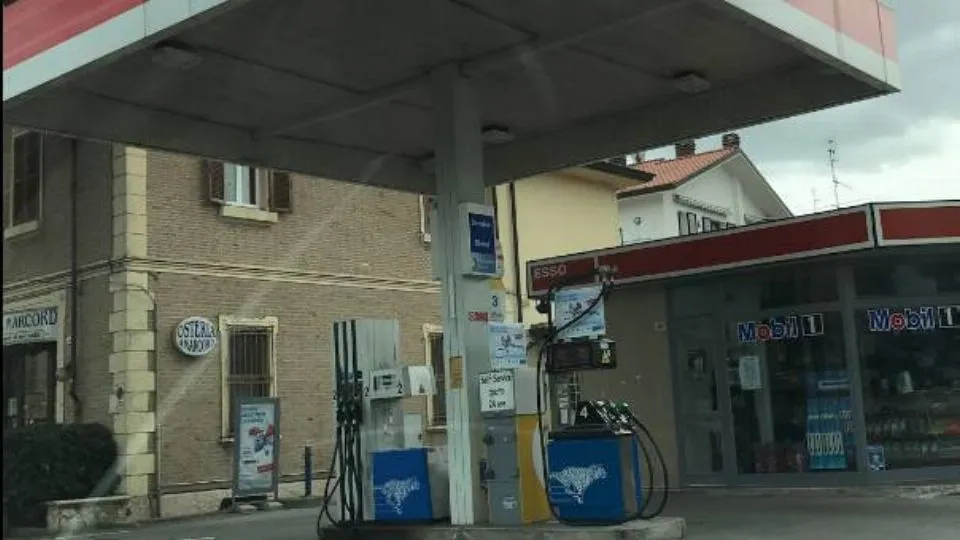 il distributore dove si è consumata la tentata rapina
