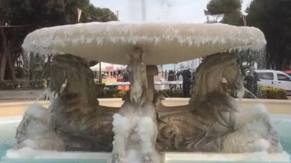 la fontana dei 4 Cavalli ghiacciata
