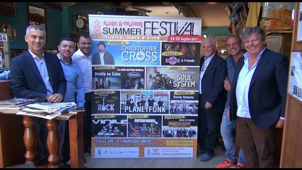 Foto davanti al cartellone del Festival