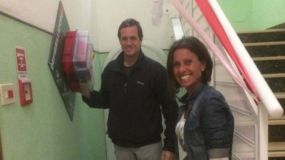 Il dott. Gian Matteo Pedrazzi ed il dirigente scolastico, Lauramaria Tamburini, al momento della consegna dell‘apparecchiatura