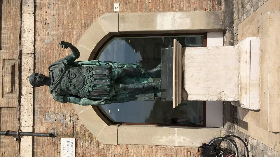 la statua di Giulio Cesare