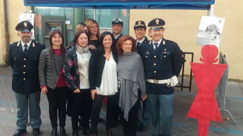 Il gazebo con gli agenti di Polizia specializzati
