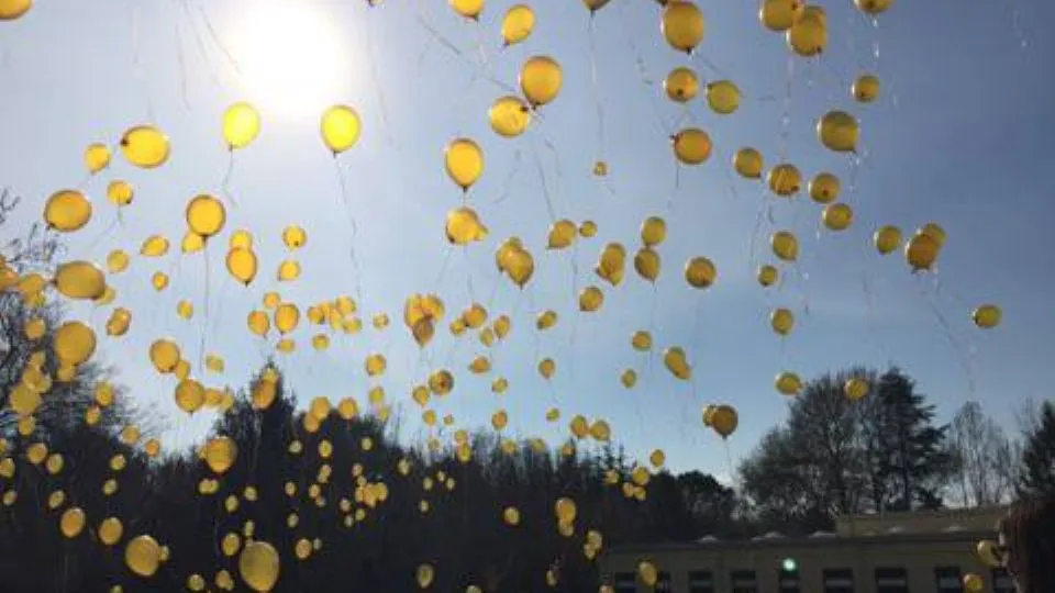 i palloncini in cielo per la giornata di lotta al cancro infantile
