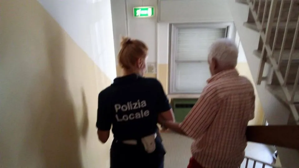 il 98enne riaccompagnato in hotel
