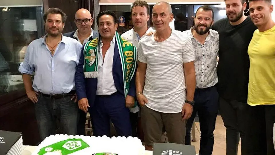 Dirigenti e staff tecnico con la torta