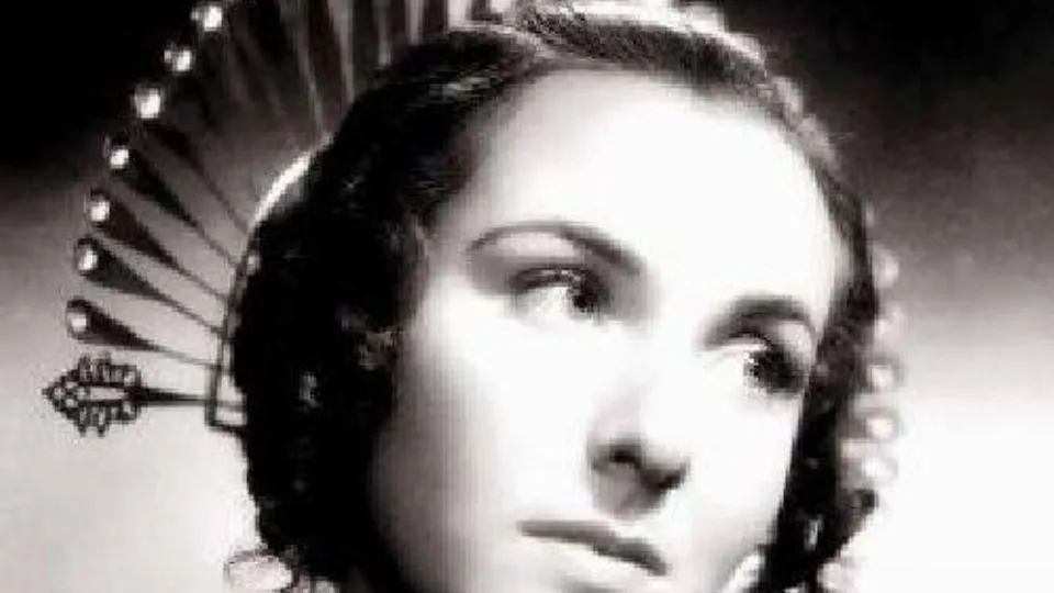 Dina Sassoli nei panni di Lucia Mondello
