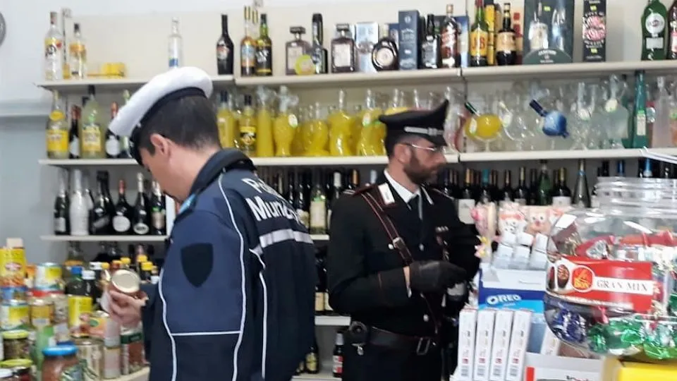 Alcol venduto fuori dagli orari consentit e a minori: esercizio chiuso per un mese su controlli di Carabinieri e Municipale.