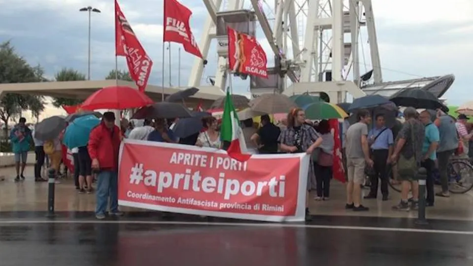 “Aprite i porti”. Il presidio in piazzale Boscovich