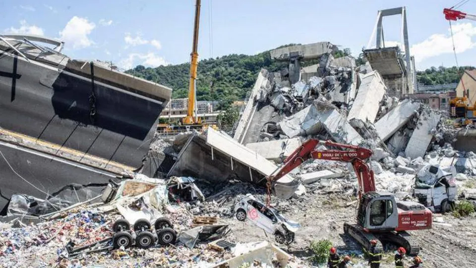 La rimozione delle macerie dopo il crollo del ponte Morandi, Genova, in una foto diffusa il 15 agosto 2018. ANSA/ MINISTERO DEI TRASPORTI +++ ANSA PROVIDES ACCESS TO THIS HANDOUT PHOTO TO BE USED SOLELY TO ILLUSTRATE NEWS REPORTING OR COMMENTARY ON T