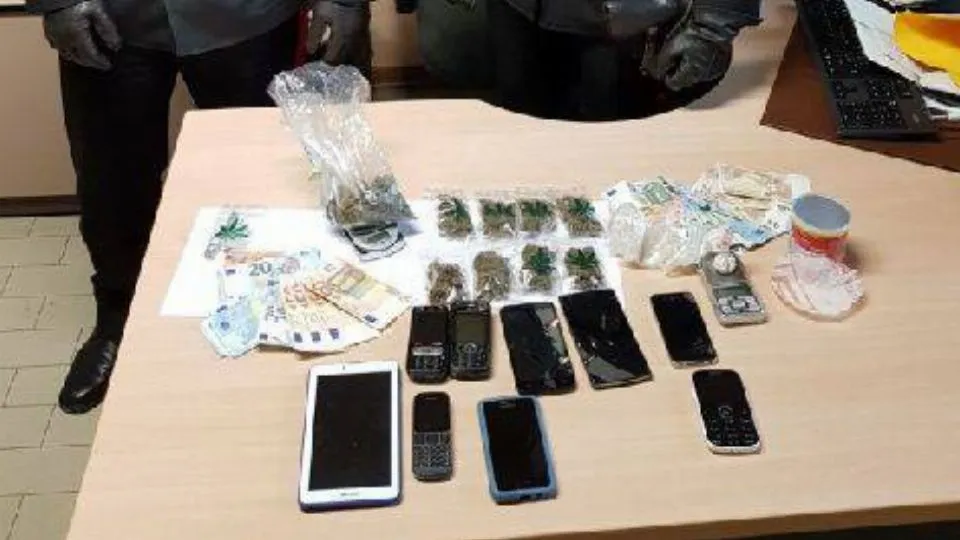 la droga e il materiale sequestrato
