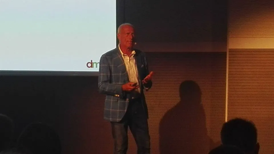 Il giornalista Massimo Caputi sul palco dello Sport Digital Marketing Festival