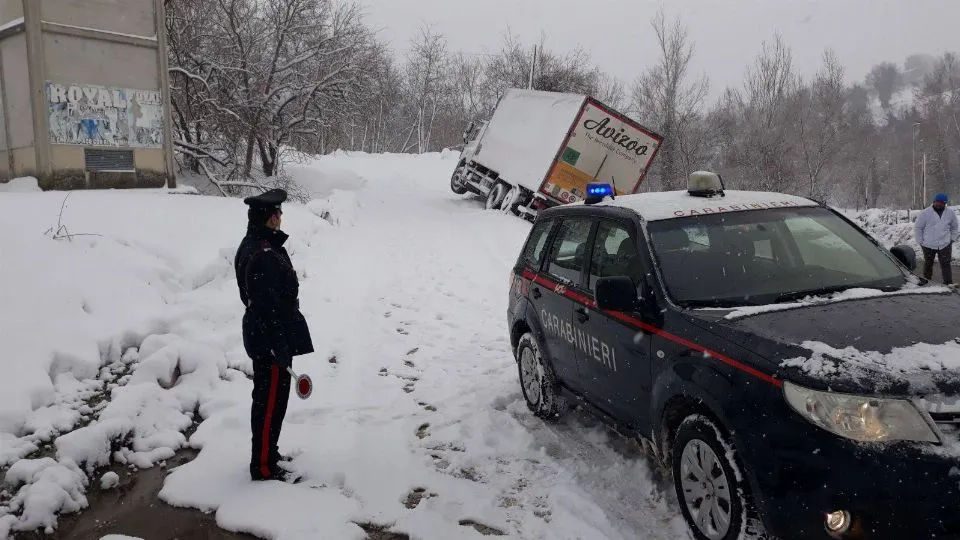 Il camion finito fuori strada
