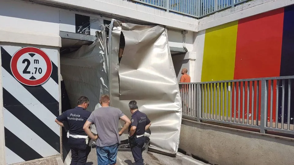 il camion incastrato (adriapress)