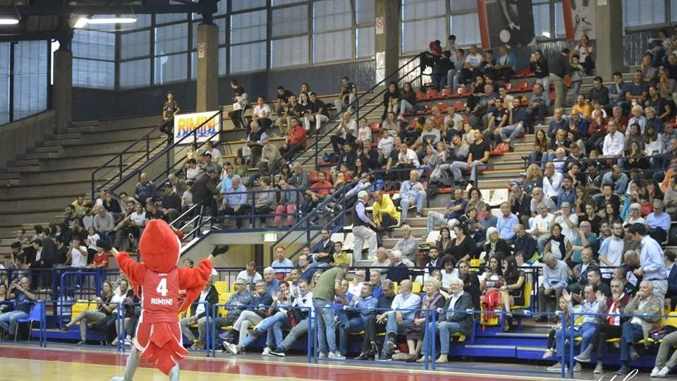 Il pubblico e la mascotte RBR (foto Alfio Sgroi)