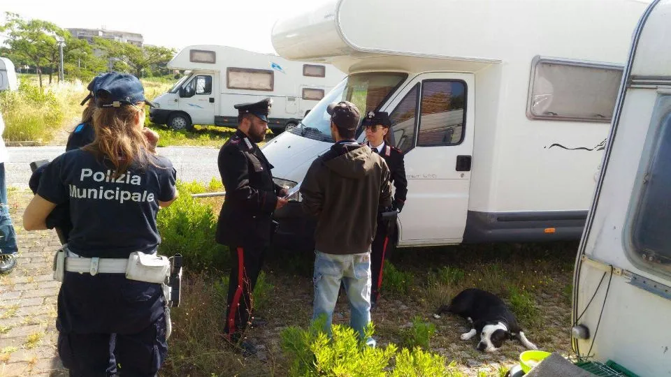 Pm e Carabinieri allontanano i camper
